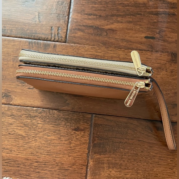 Michael Kors wristlet - Picture 5 of 5